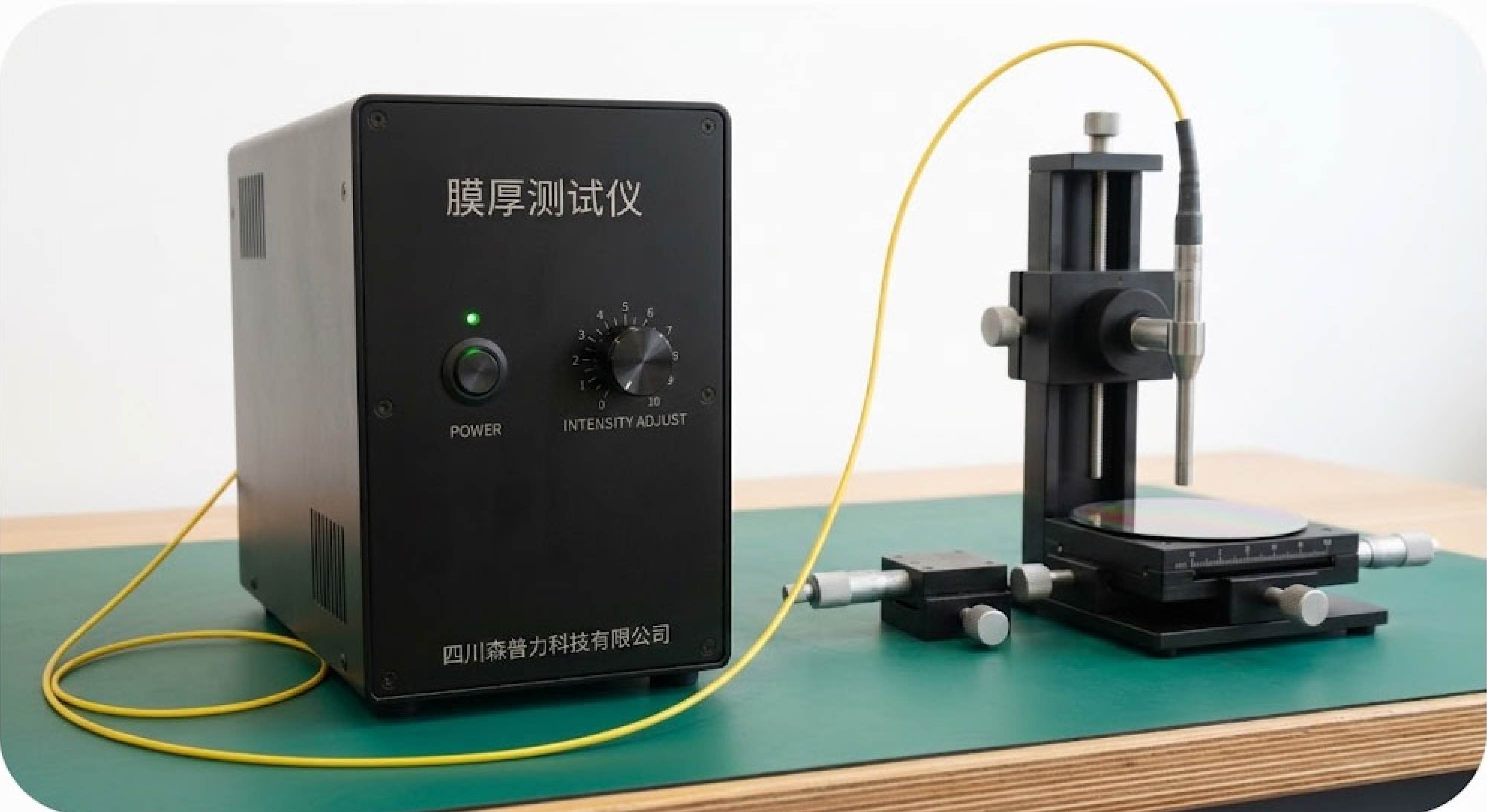 反射式膜厚检测系统主机，上部光源舱内可见卤素灯与散热器，前面板配 3 路 SMA905 光纤接口